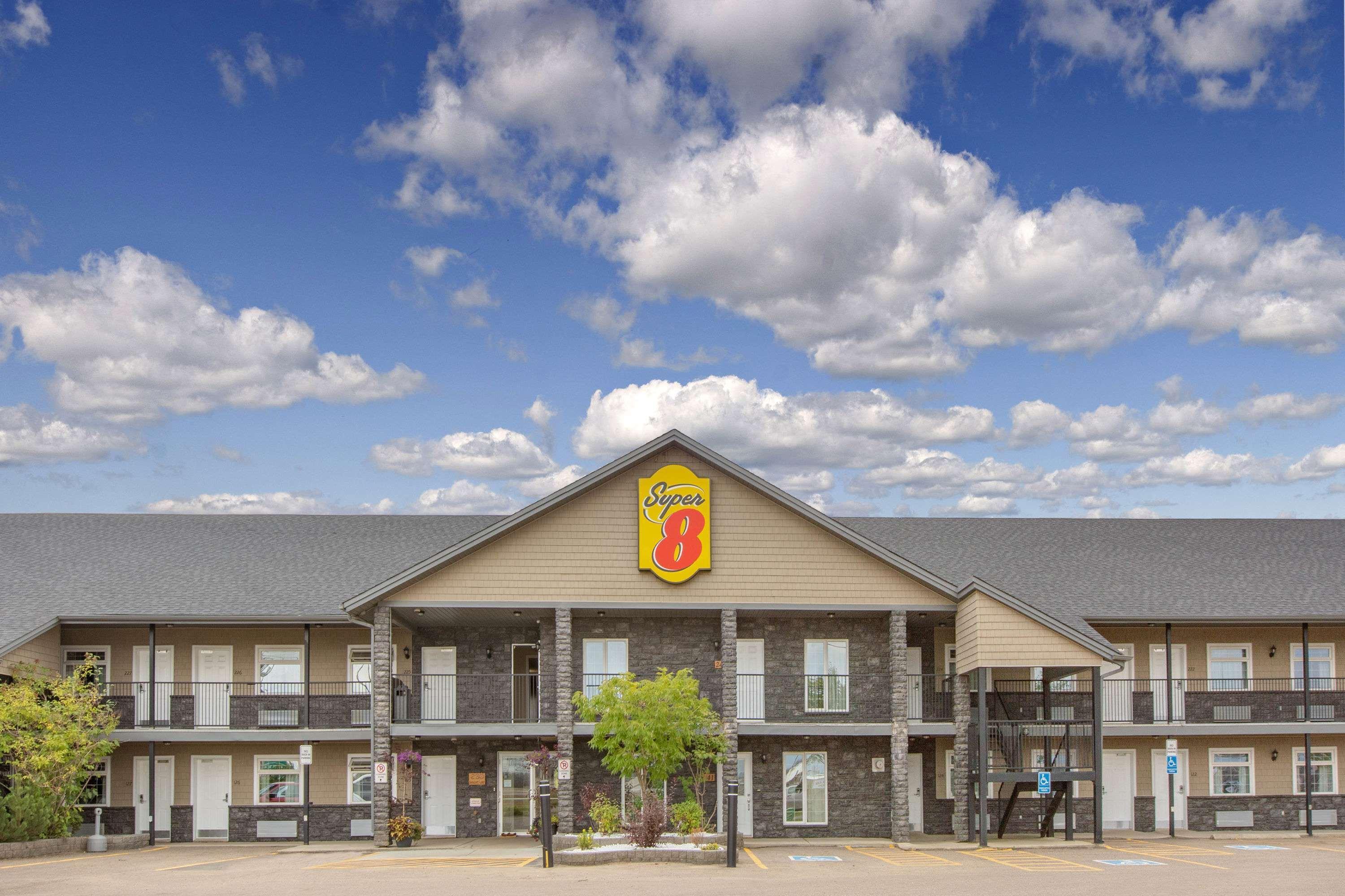Super 8 By Wyndham Fort Mcmurray Exterior foto