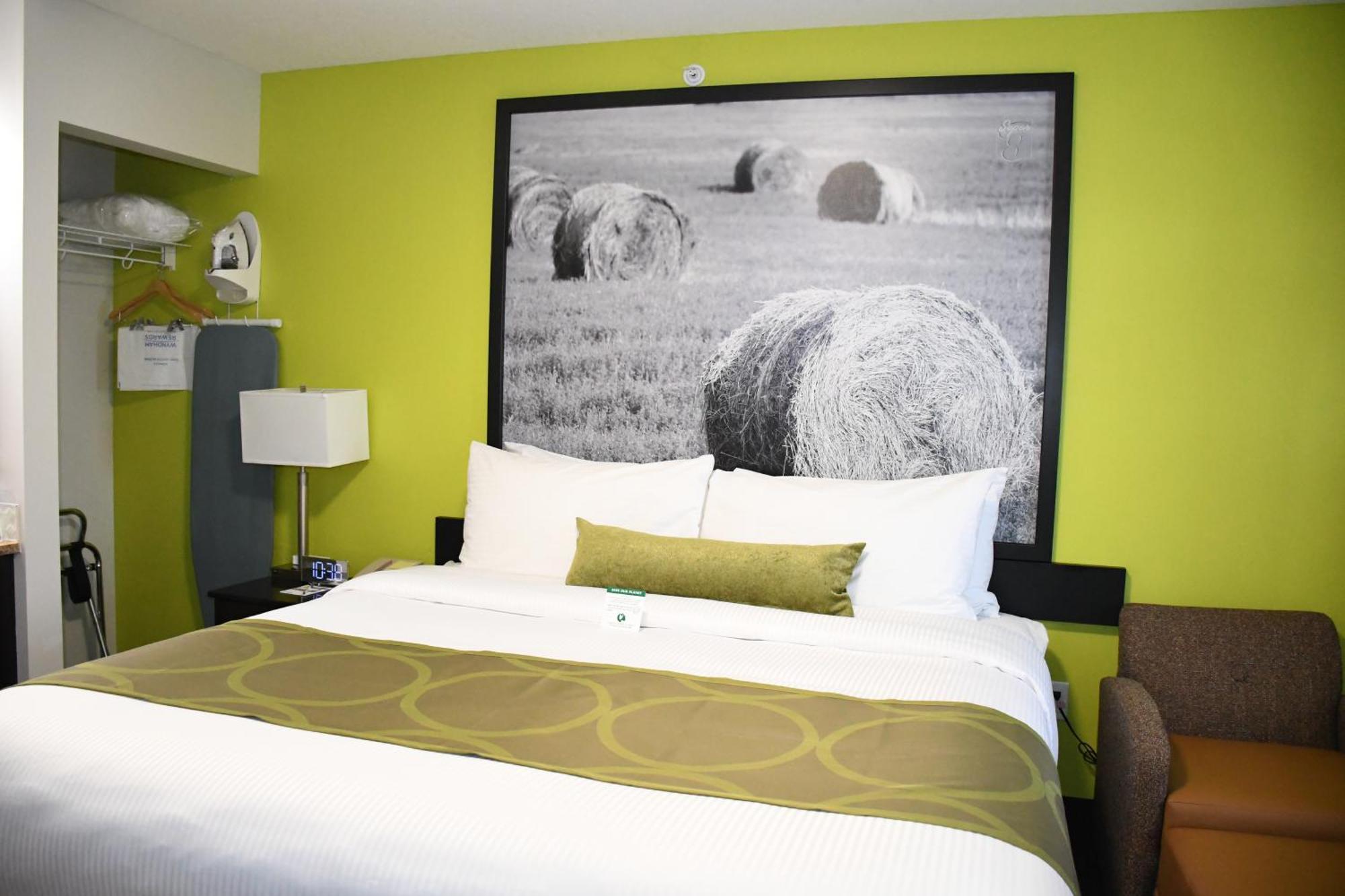 Super 8 By Wyndham Fort Mcmurray Exterior foto