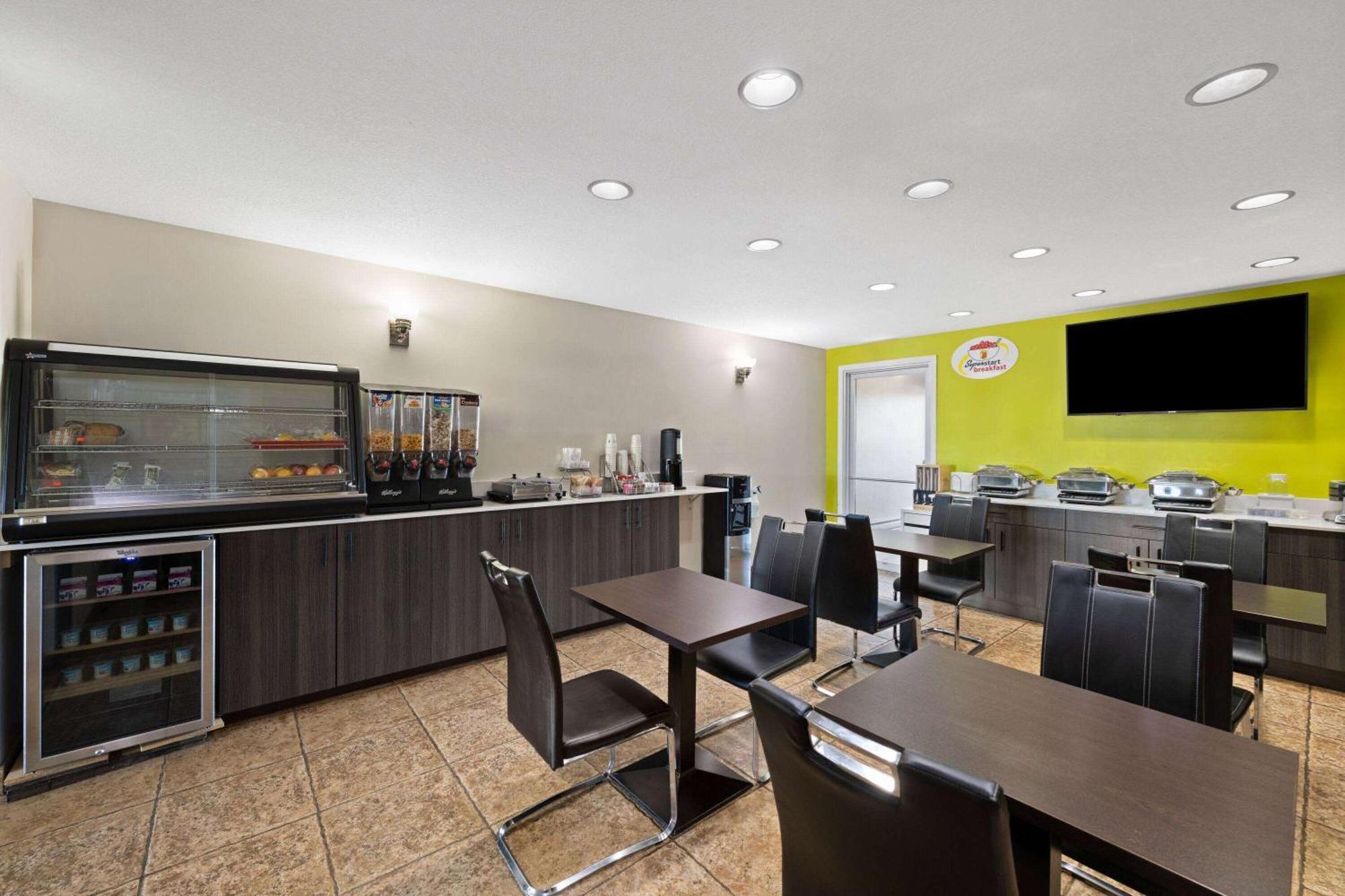 Super 8 By Wyndham Fort Mcmurray Exterior foto