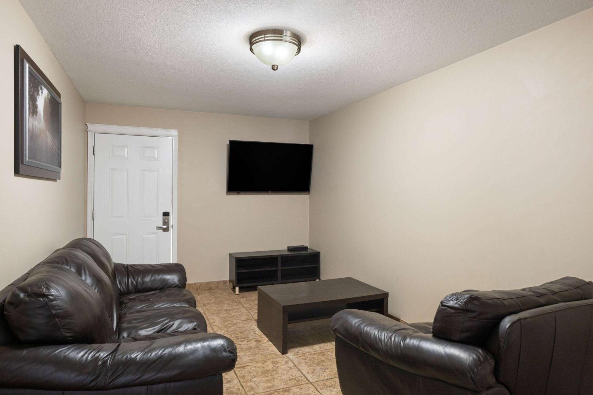 Super 8 By Wyndham Fort Mcmurray Exterior foto