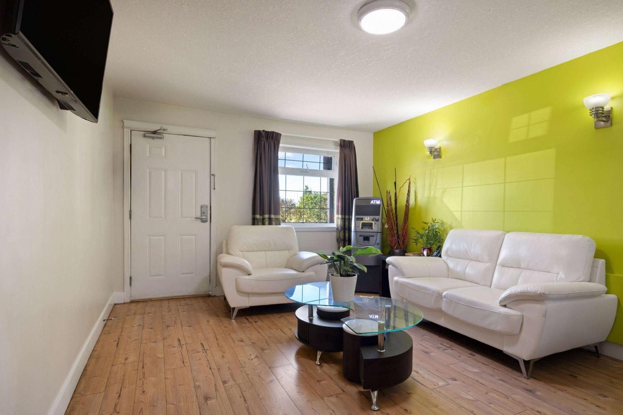 Super 8 By Wyndham Fort Mcmurray Exterior foto